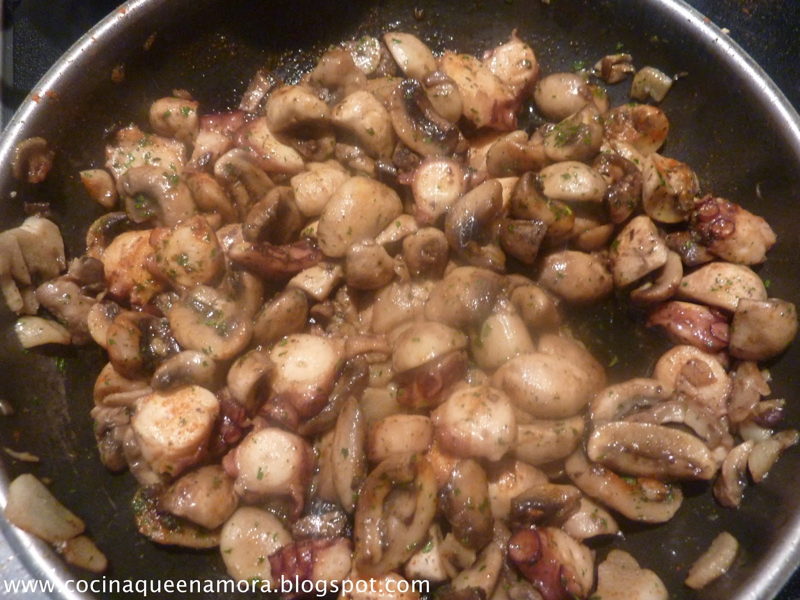 Cómo preparar pulpo al vino blanco con champiñones y cebolla