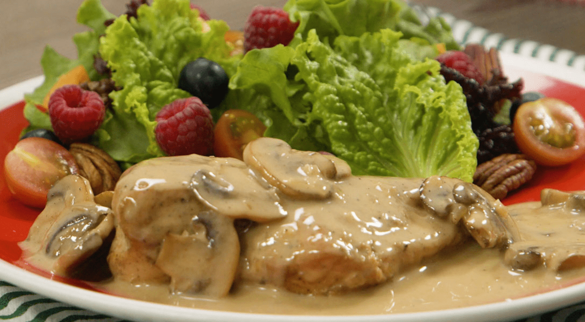 Deliciosa receta de pollo al vino blanco con champiñones y tomate