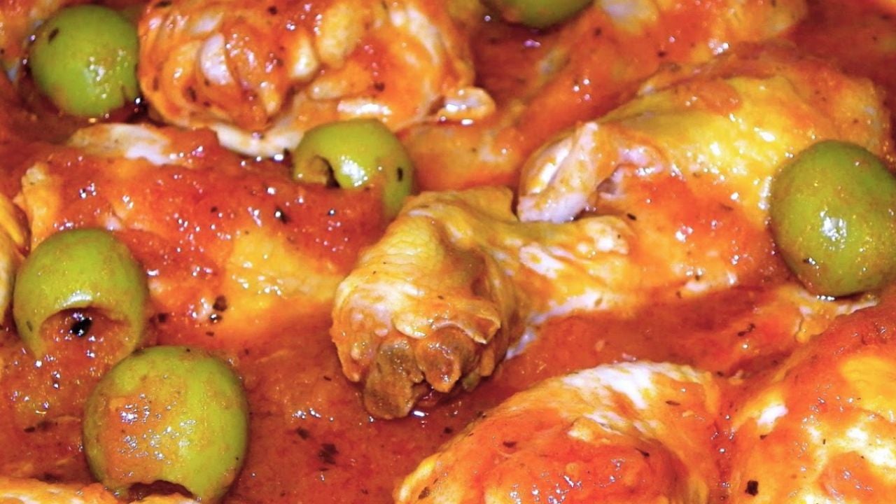 Deliciosa receta de pollo al vino tinto con aceitunas: un plato irresistible