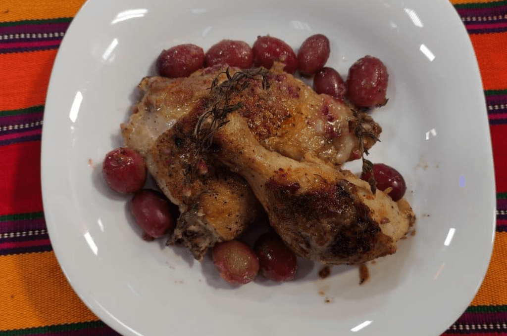 Delicioso pollo cocinado con vino tinto: el plato perfecto para cautivar tu paladar