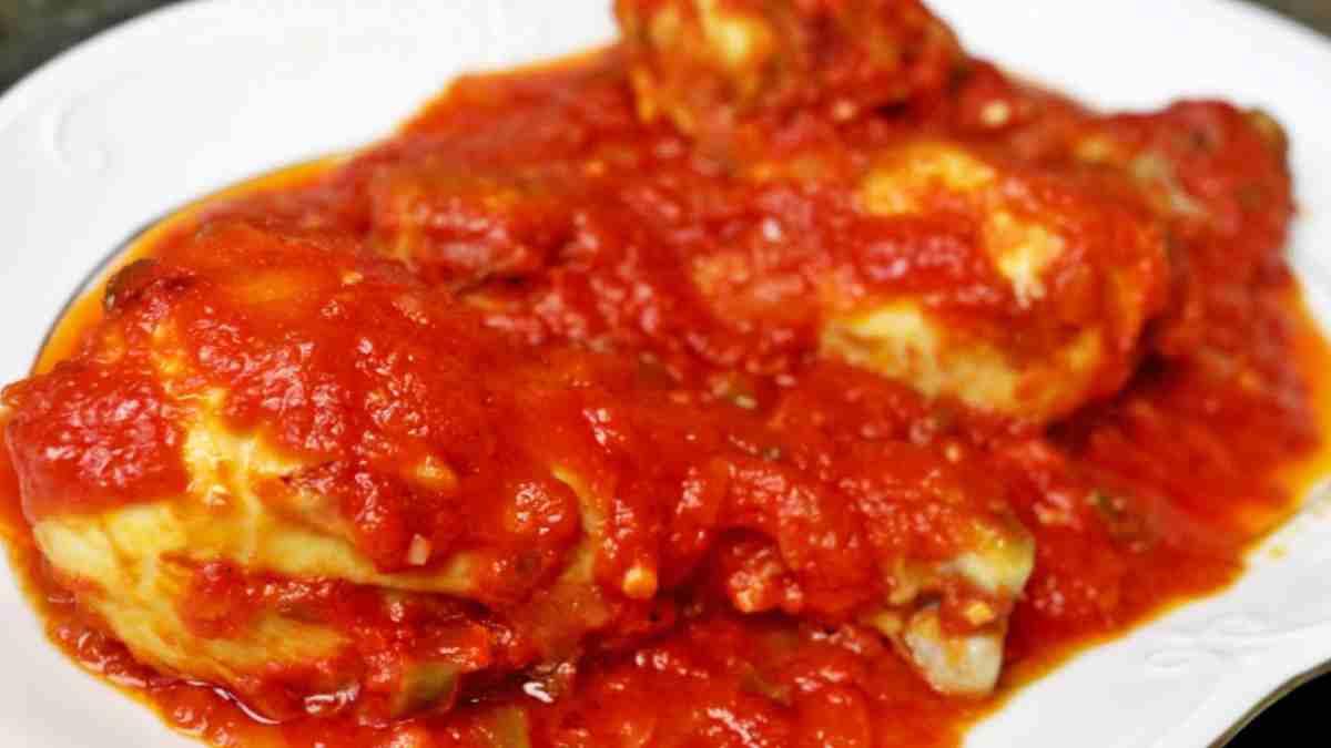 Delicioso pollo con tomate en salsa de vino blanco