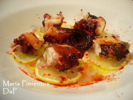Delicioso pulpo al vino blanco con cebolla y pimientos
