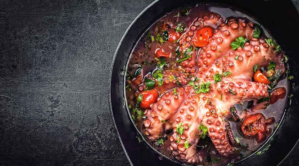 Delicioso pulpo cocinado en vino tinto