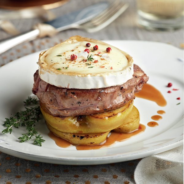 Delicioso queso de cabra cocinado en papillote con un toque de vino blanco