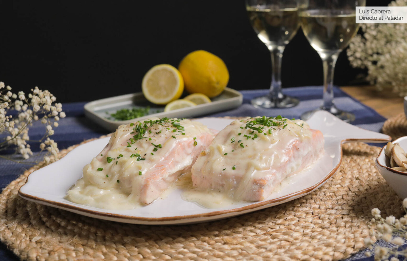 Delicioso salmón cocinado con vino blanco