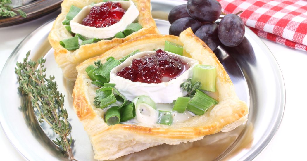 Exquisitos rollitos de berenjena rellenos de queso, espinacas y maridados con vino tinto