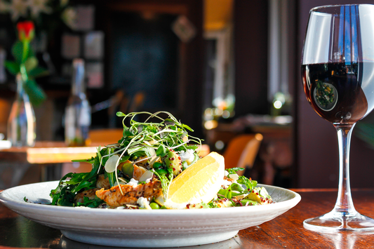 Maridaje de vinos para ensaladas: descubre la combinación perfecta