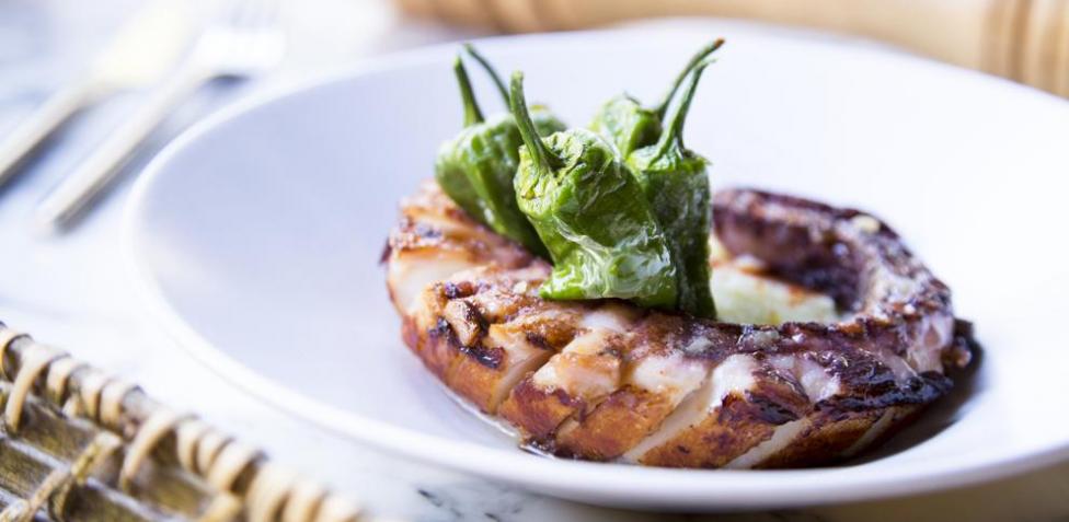 Pulpo al vino blanco con champiñones, cebolla y pimientos: una deliciosa receta gourmet