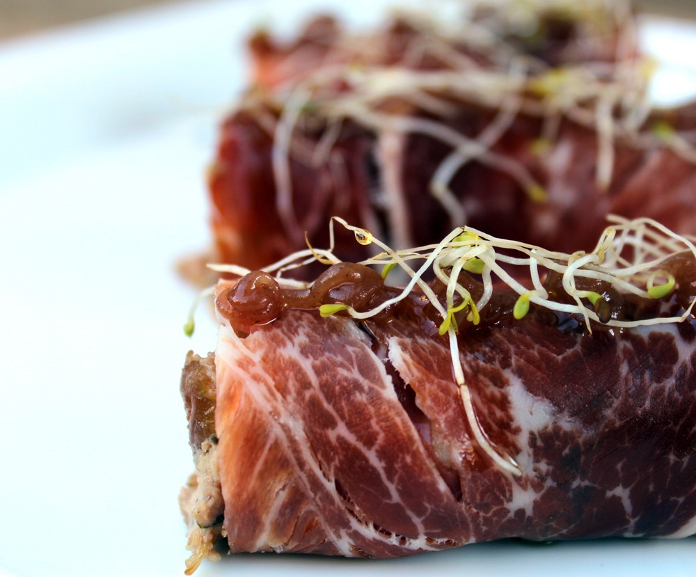 Rollitos de jamón y queso maridados con vino tinto