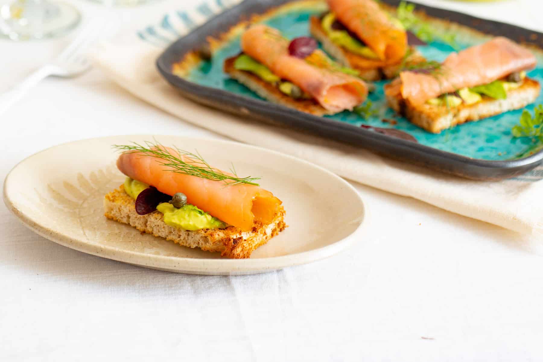 Rollitos de salmón ahumado y queso crema maridados con vino blanco