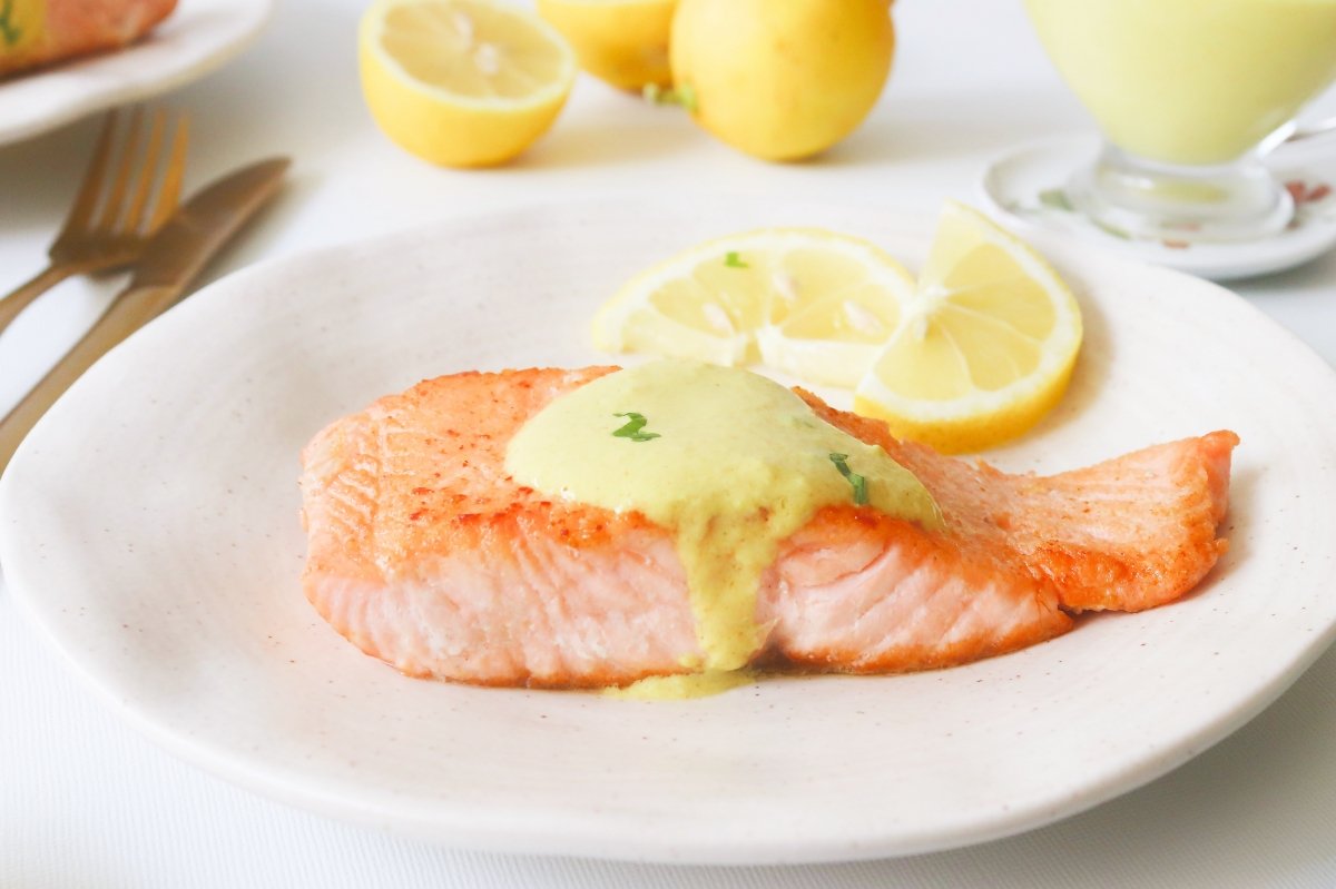 Salmón a la plancha con salsa de vino blanco y limón: una deliciosa combinación para impresionar en la cocina