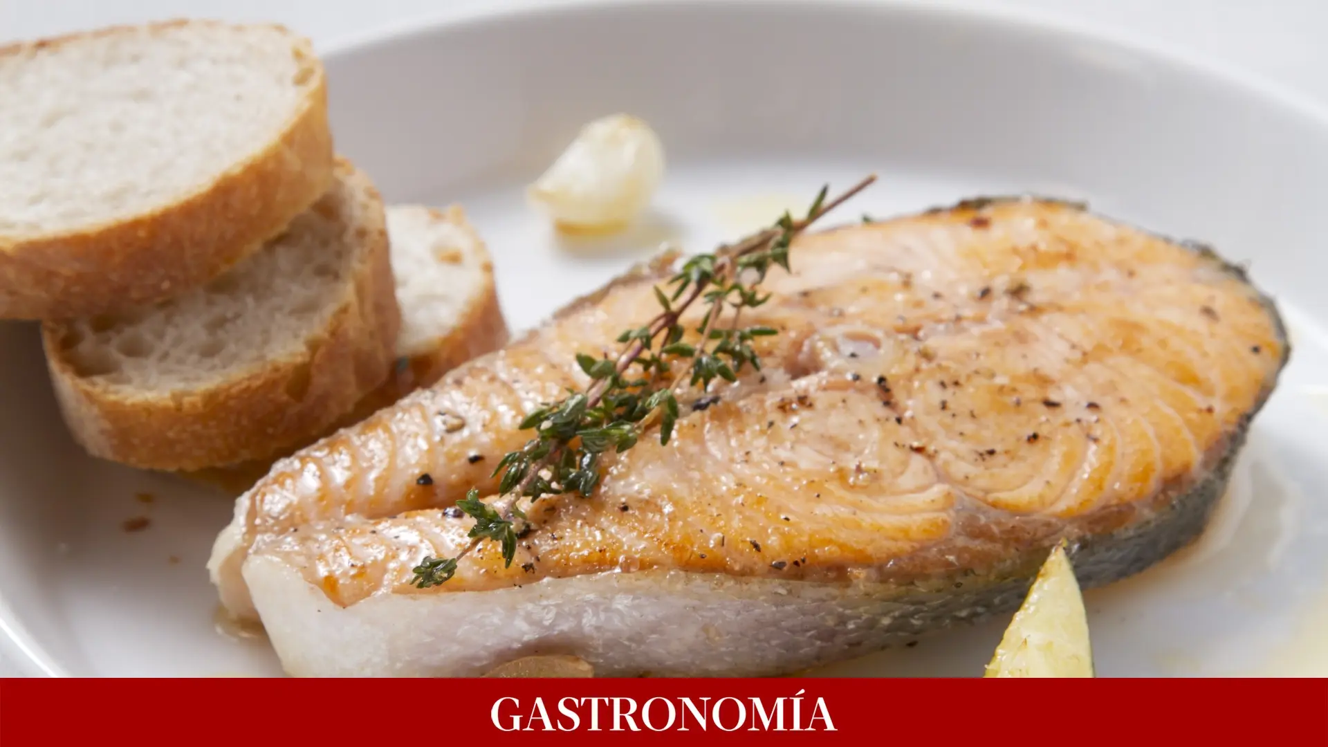 Salmón al horno: delicioso platillo con vino blanco y hierbas aromáticas