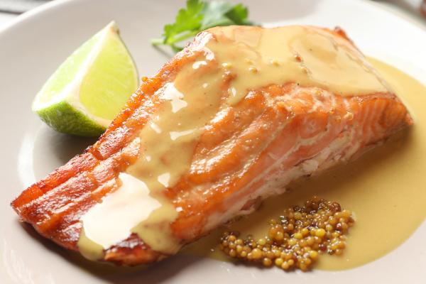 Salmón al horno en salsa de vino blanco y mostaza: una receta deliciosa y fácil de preparar