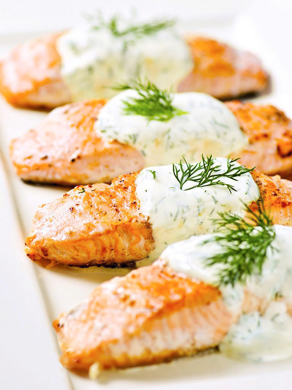 Salmón con exquisita salsa de vino blanco y eneldo, una receta para deleitar tu paladar