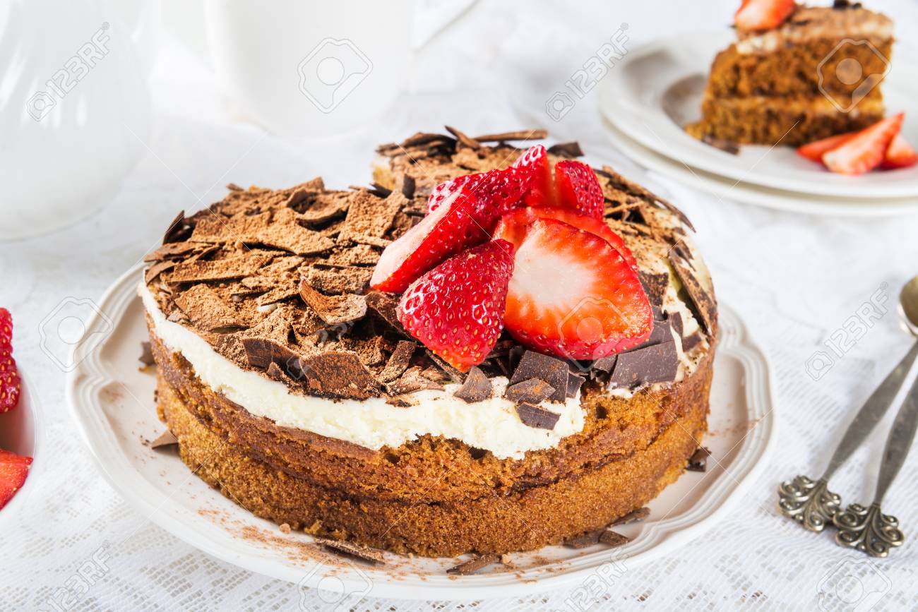Tarta de fresas y vino marsala con deliciosa cobertura de chocolate